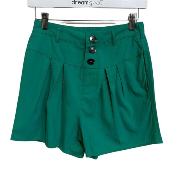 Small Size Women's Green Shorts‎ - Picture 1 of 9